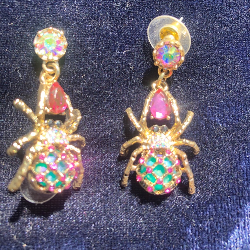 Adorable spider earrings